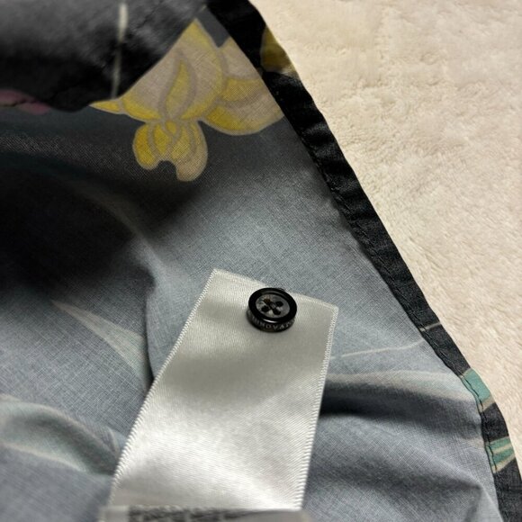 Vissla Mens Button Down Shirt Size X-Large Grey Floral Vacation Resortwear - Picture 13 of 15
